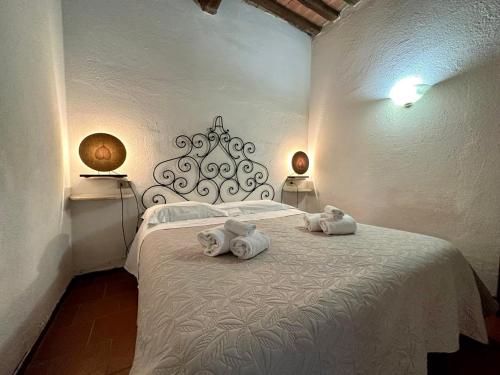 a bedroom with a bed with towels on it at L'Aiolina in Vagliagli