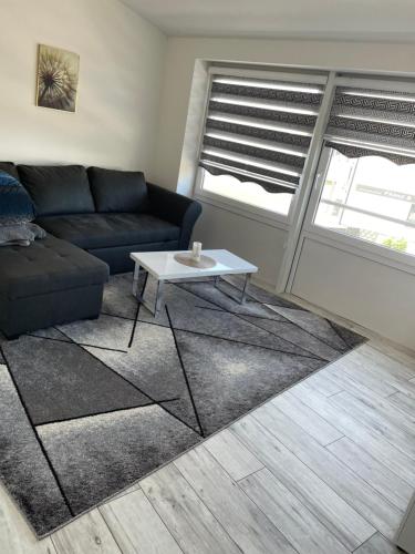 ein Wohnzimmer mit einem Sofa und einem Tisch in der Unterkunft Ferienwohnung in Celle