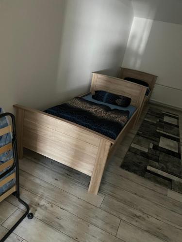 Bett in der Ecke eines Zimmers in der Unterkunft Ferienwohnung in Celle