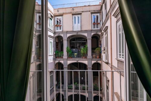 uma vista a partir de uma janela de um edifício em La Smorfia em Nápoles