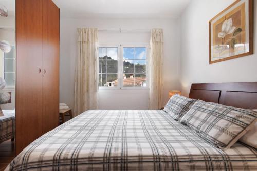 - une chambre avec un lit et une fenêtre dans l'établissement Casita Las Lagunetas, à Las Lagunetas