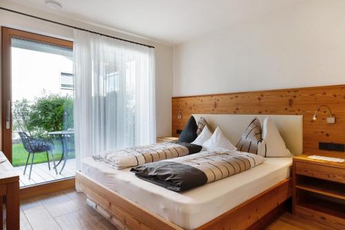 um quarto com 2 camas e uma grande janela em Cornelia Latsche em Castelrotto