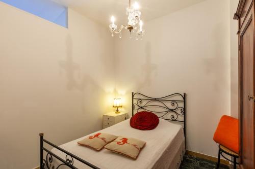 Ένα ή περισσότερα κρεβάτια σε δωμάτιο στο Casa Chanel a Marina di Carrara