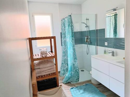 een badkamer met een douche en een wastafel bij Loun in Léon