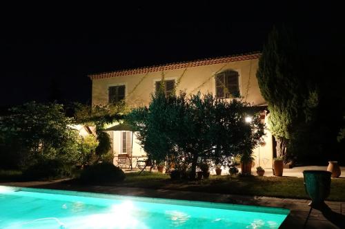 une maison avec une piscine en face dans l'établissement Le Mas des Oliviers, à Martigues
