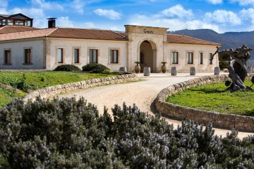 ein Gebäude mit einer Statue davor in der Unterkunft Locanda Gulfi in Chiaramonte Gulfi