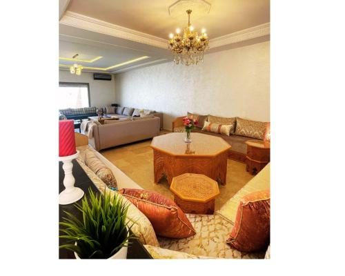 una gran sala de estar con sofás y una mesa. en Villa de Luxe - Agadir City, en Agadir