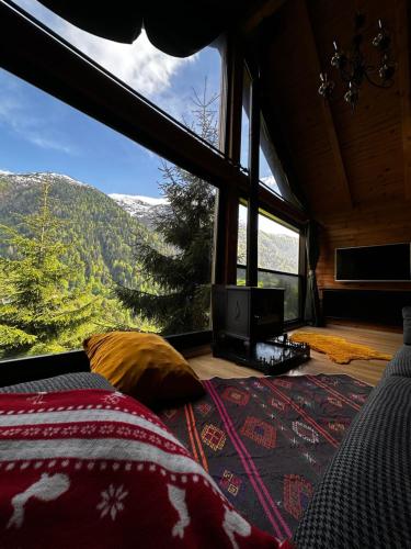 Pemandangan gunung umum atau pemandangan gunung yang diambil dari chalet