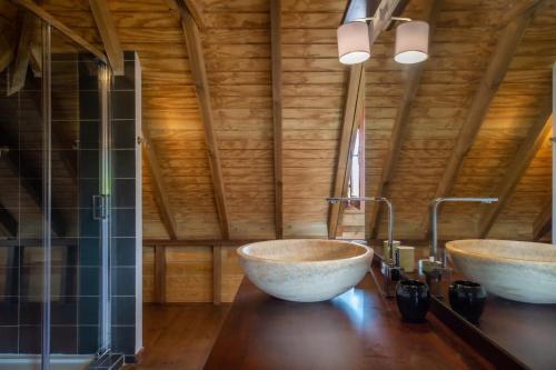 two sinks in a bathroom with wooden walls at Villa La Coulée d'Or in Le Vauclin