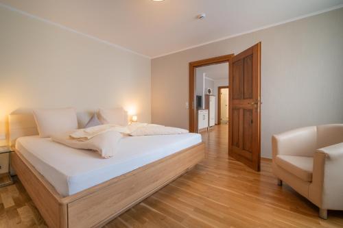 Ένα ή περισσότερα κρεβάτια σε δωμάτιο στο Hotel- Weingut- Moselloreley