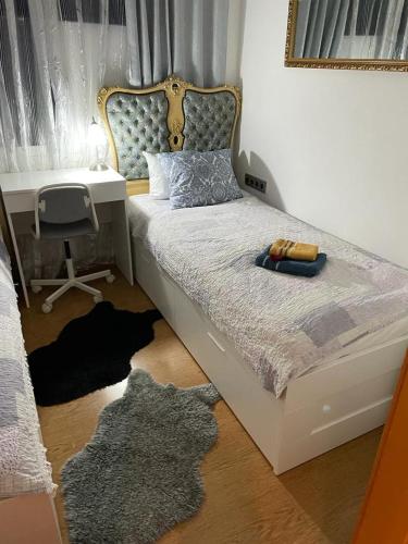 een slaapkamer met een bed met een bureau en een bureau bij Cozy Flat in Barcelona