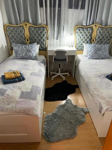 um quarto com 2 camas, uma secretária e uma secretária. em Cozy Flat em Barcelona
