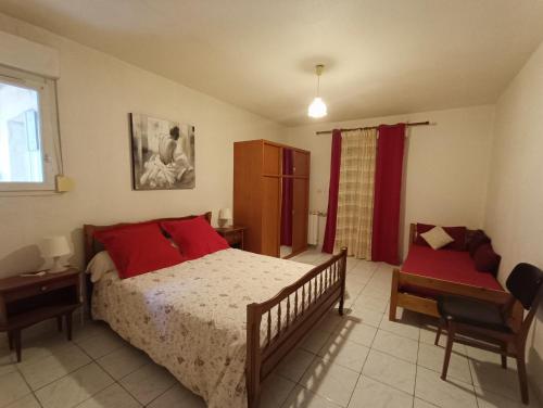1 dormitorio con 1 cama, 1 mesa y 1 silla en Gîte Rosa et Jean-Jacques en Aigues-Mortes