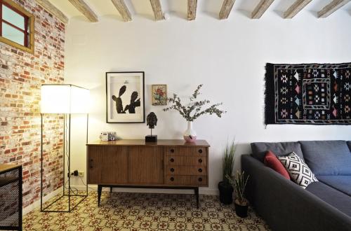 een woonkamer met een bank en een tafel bij Almodovar Apartment Barcelona in Barcelona