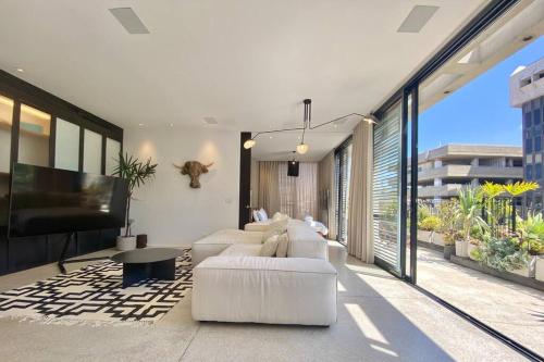 Luxury Penthouse with Roof-Top Pool - By Beach Apartments TLV