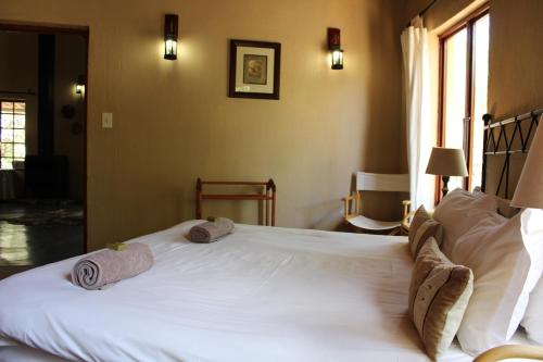 Katil atau katil-katil dalam bilik di Izintaba Private Game Reserve Waterberg