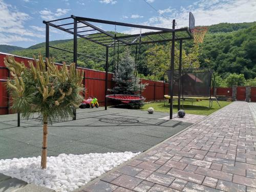 a basketball court with a basketball hoop and a basket at Dió vendégház in Praid