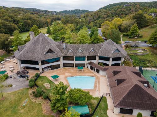 Kolam renang di atau dekat dengan Whiskey Rock Lodge