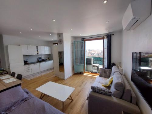 un salon avec un canapé et une table dans l'établissement Cannes centre, super cosy apartment near everything, à Cannes