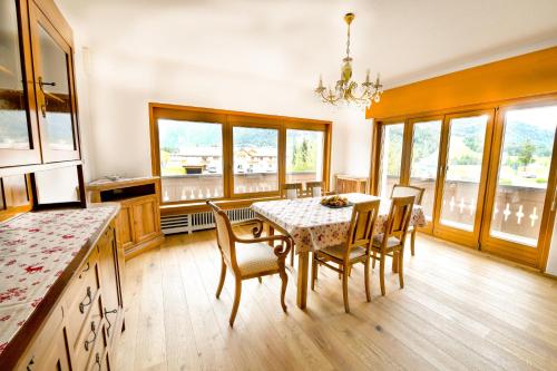 a dining room with a table and chairs at Guesthouse Rosengarten in Dobbiaco