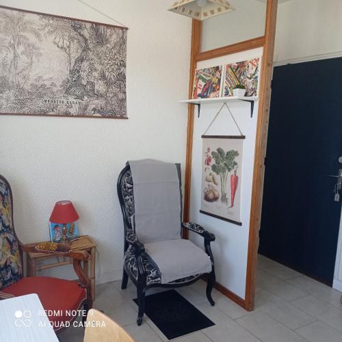 a living room with a chair and a table at Le Clair centre ville in Langon