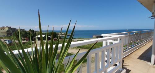 uma vista para o oceano a partir de uma varanda em Guest House Compass em Lozenets