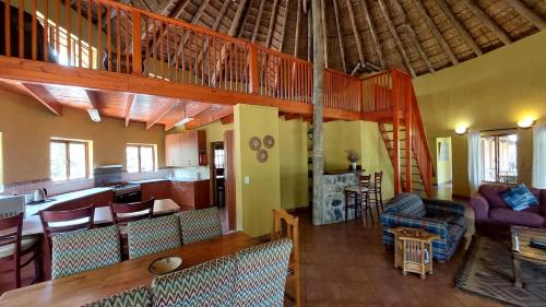 Ruang duduk di Izintaba Private Game Reserve Waterberg