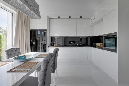 Kuchyňa alebo kuchynka v ubytovaní Grand Apartments - Apartament Tre Mare - By the sea