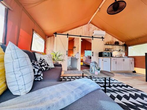 Zona d'estar a Tropical glamping with hot tub