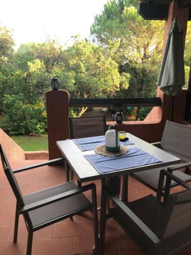 - un balcon avec une table et deux chaises dans l'établissement Mini villa pour 4 a 300M de la plage avec piscine, à Zonza