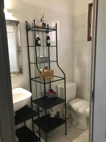 Phòng tắm tại Mini villa pour 4 a 300M de la plage avec piscine