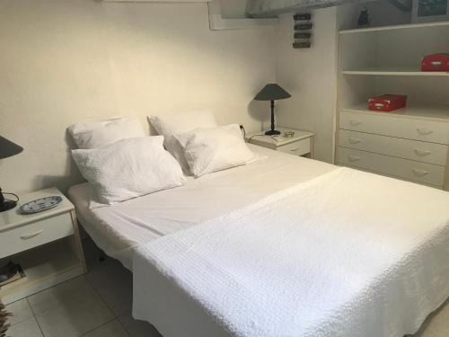 Giường trong phòng chung tại Mini villa pour 4 a 300M de la plage avec piscine