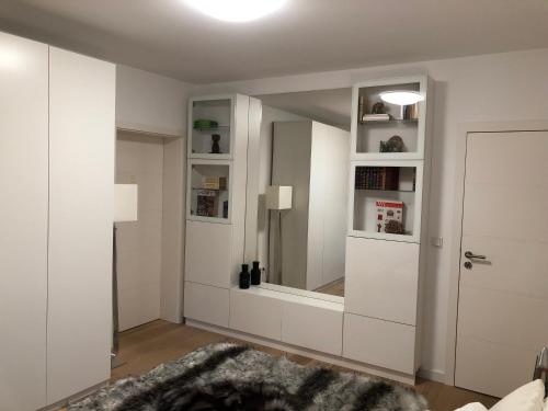 um quarto com um espelho e uma porta branca em 42up Berlin Pankow em Berlim