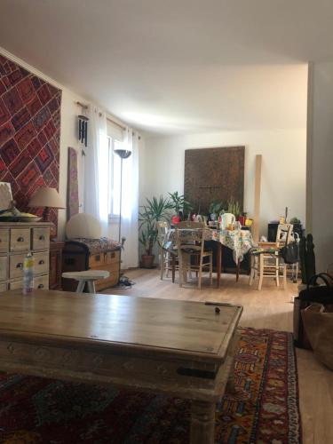 ein Wohnzimmer mit einem Tisch und einem Esszimmer in der Unterkunft Maison deux chambres in Mirande