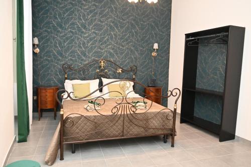 sypialnia z łóżkiem w pokoju ze ścianą w obiekcie B&B Carlo V - House Hotel w mieście Kapua