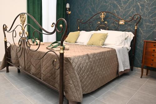 1 cama con marco de metal en un dormitorio en B&B Carlo V - House Hotel en Capua