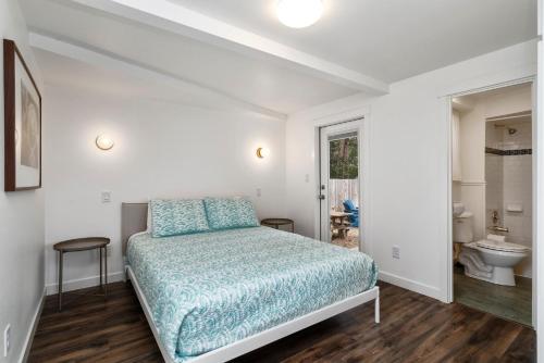 une chambre avec un lit et une salle de bain avec un lavabo dans l'établissement Hummingbird Cottage-MCA #50070, à Manzanita