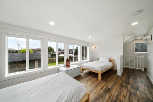 une chambre blanche avec un lit et une fenêtre dans l'établissement Hummingbird Cottage-MCA #50070, à Manzanita