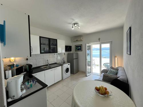 a kitchen and living room with a table with a bowl of fruit at Apartment Merlin in Bol