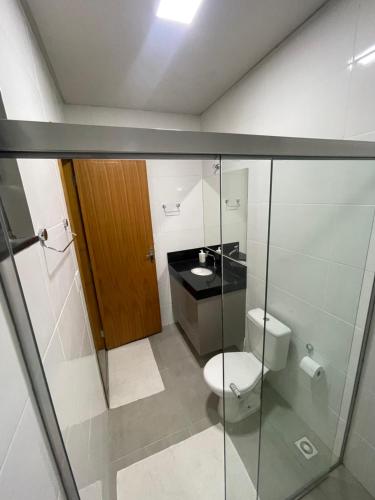 ein Bad mit einem WC und einem Waschbecken in der Unterkunft Vêneto Flat Residence (AP-11) in Primavera do Leste