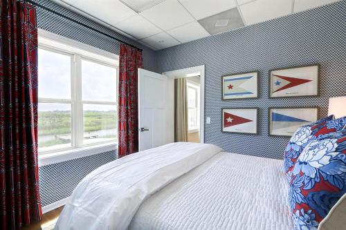 a bedroom with a bed and a window at El Rey Collection 1 in Tybee Island