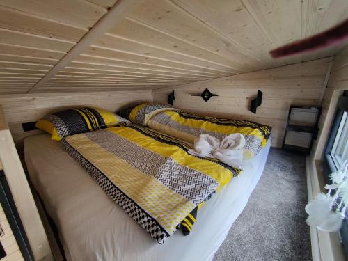 - un lit dans une petite chambre située dans une petite maison dans l'établissement Mariolas Tinyhouse, à Markt Nordheim