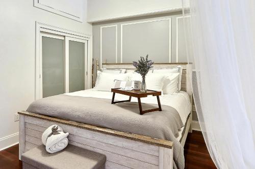 - une chambre avec un lit et une table dans l'établissement Above Broughton St 3015B, à Savannah