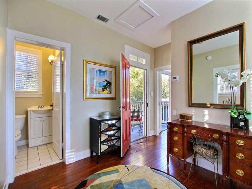 Cette chambre comprend une salle de bains pourvue d'une coiffeuse et d'un miroir. dans l'établissement Forsyth Park West Carriage House, à Savannah