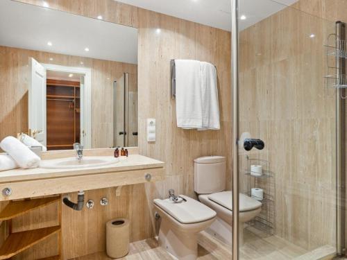 ein Bad mit einem WC, einem Waschbecken und einer Dusche in der Unterkunft Casa las Salinas in Marbella