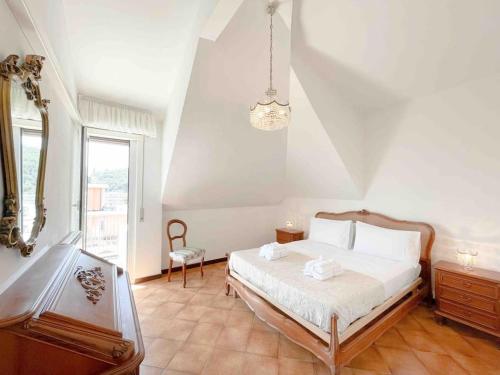 um quarto com uma cama, uma cómoda e um espelho em [Attico vista mare] ascensore in casa - WiFi - parcheggio gratis em Borghetto Santo Spirito