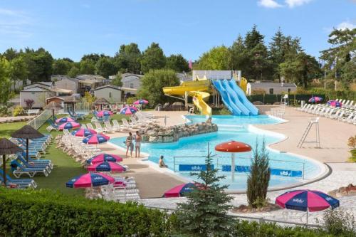 une grande piscine avec toboggan dans un parc aquatique dans l'établissement Mobil-home 6/8 personnes - Camping Siblu **** Domaine de Dugny, à Onzain