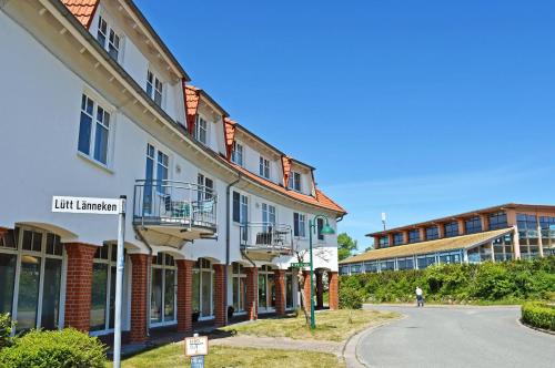 a row of buildings on the side of a street at DEB 040 Ferienwohnung Jasmund in Neddesitz