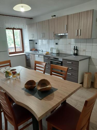 Kuchyň nebo kuchyňský kout v ubytování Holiday House Dori
