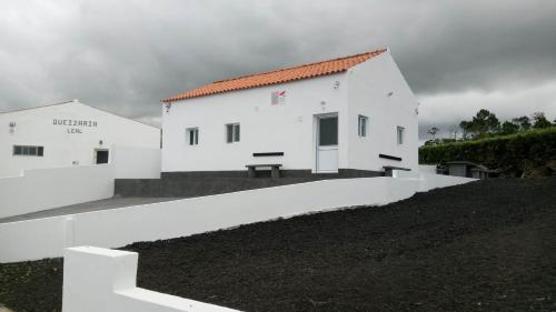 a white building on top of a hill at Dream View in Pico in Criação Velha